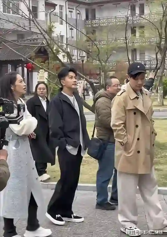 51岁刘恺威现身江苏，<em>少年</em>感十足，有网友质疑其戴假发纹眉毛