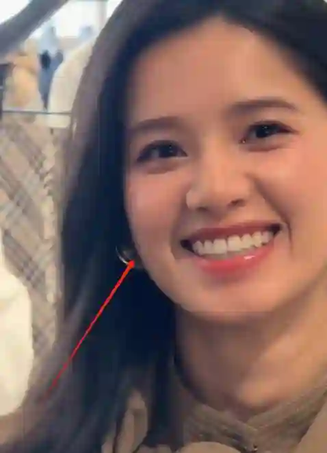 武汉明星怼脸生图：刘雯逆袭显嫩，曾可妮黑脸尴尬，陈坤坑洼肌抢镜