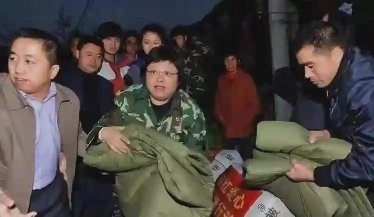“骗”了我们30年，韩红父亲竟是家喻户晓的他，难怪都不敢得罪她