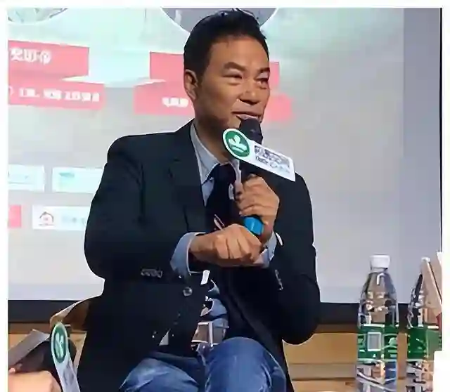 任达华：出道43年0绯闻，为爱丁克，50岁老来得子泪流满面