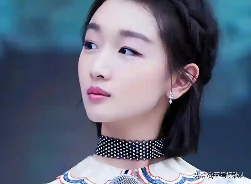 一手好牌打碎！三金影后周冬雨，因缺乏教养付出代价