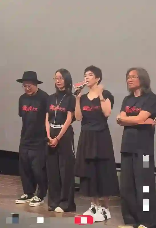 章子怡参加电影节造型翻车，短发显老体态还有姨味，太没气质！