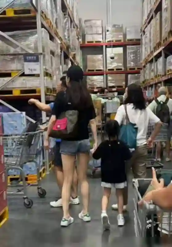 熊黛林现身杭州百年老店看病！素颜状态法令纹严重，医生亲自送别