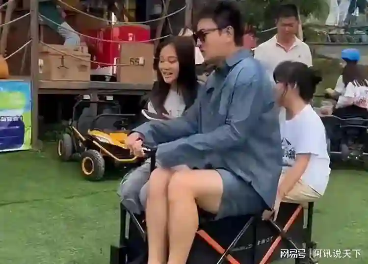 离婚六年后，贾乃亮和李小璐首次甜蜜游玩，或将为孩子重新复合