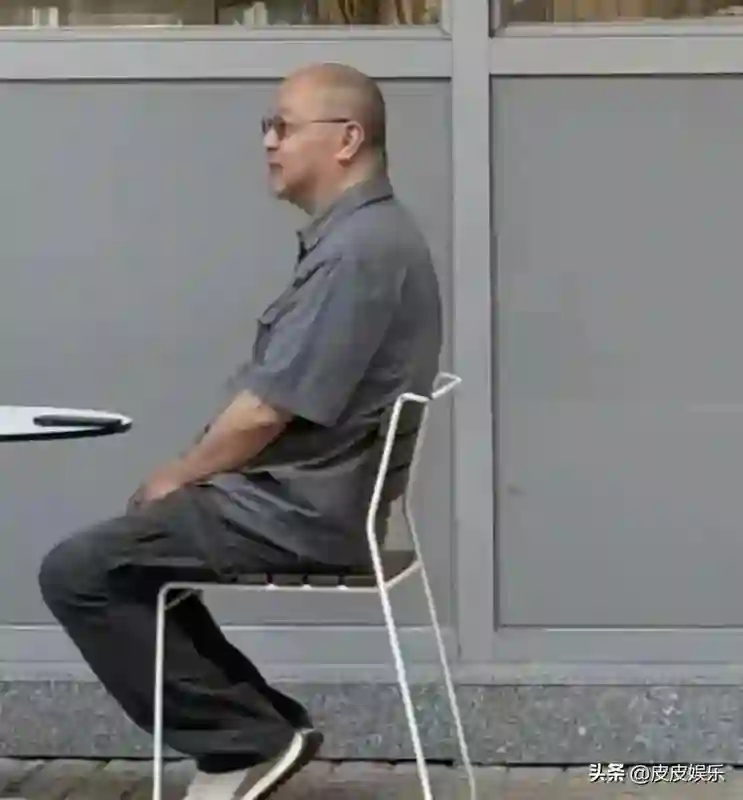 56岁窦唯现状：秃头发福，像公园遛弯大爷，与王菲像是两代人