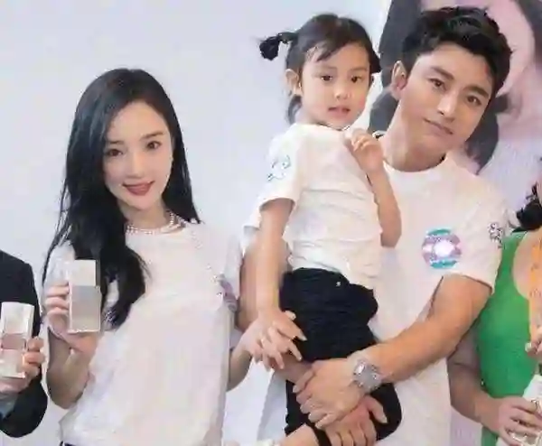 贾乃亮李小璐合体出游，男方仍态度卑微，“做头门”事件余波犹在
