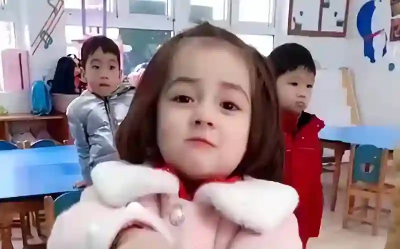 迪丽热巴小时候照片！长成这样，网友：有没有ZHeng一目了然