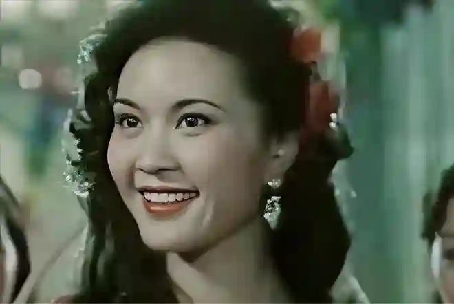 她37岁抛夫弃女，只为嫁给屠洪刚，仅8年就被抛弃，如今后悔吗？