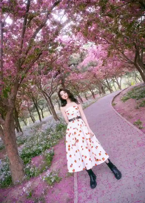 毛晓彤穿印花裙漫步公园，甜美少女感溢出屏幕