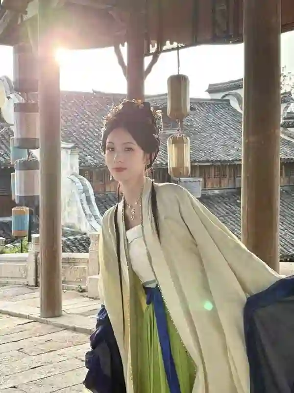 周也古装花絮九宫格氛围感拉满，从侠女到贵女切换自如尽显全能