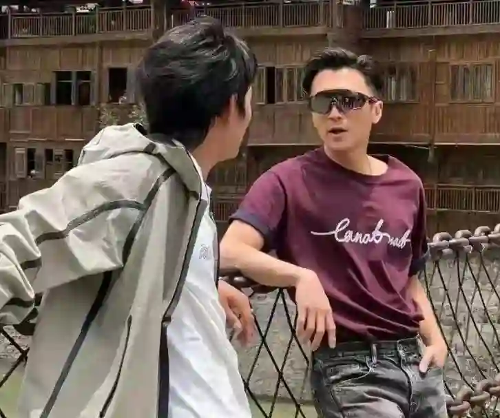 泸定桥偶遇谢霆锋和丁真！拍摄新节目，看不出谢霆锋比丁真大21岁