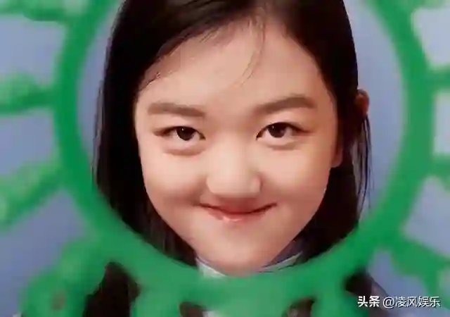 18岁李嫣近照曝光，兔唇痕迹消失不见，美出高度，不愧是王菲女儿