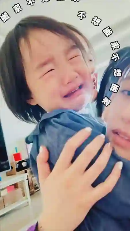 李亚鹏妻子搬家大曝光，豪宅变小区，王菲的选择真聪明！