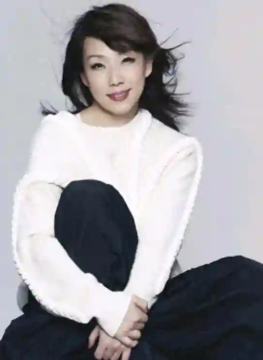 离婚21年，李宗盛早有娇妻，为何林忆莲仍不再婚？答案俗套又露骨