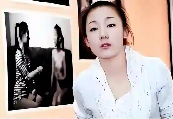 2011年，她全裸接受记者采访，并称：我敢看你们，你们敢看我吗？