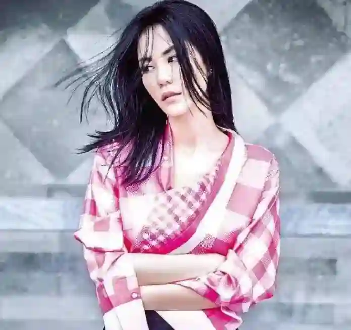 谢霆锋想跟王菲结婚，王菲却若即若离，谢霆锋脚踏两只船最痛苦的是王菲