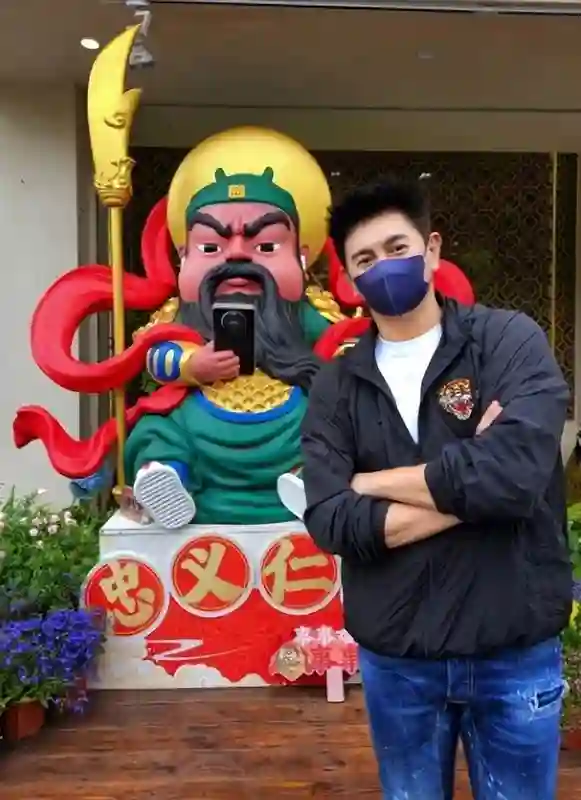 54岁吴奇隆体验簪花！打扮帅气显年轻有点发福，轮到刘诗诗带娃了