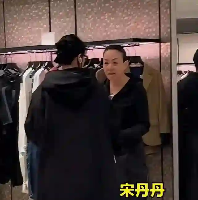 65岁宋丹丹现状：3段婚姻4个男人，面容憔悴，和那英在北京逛商场