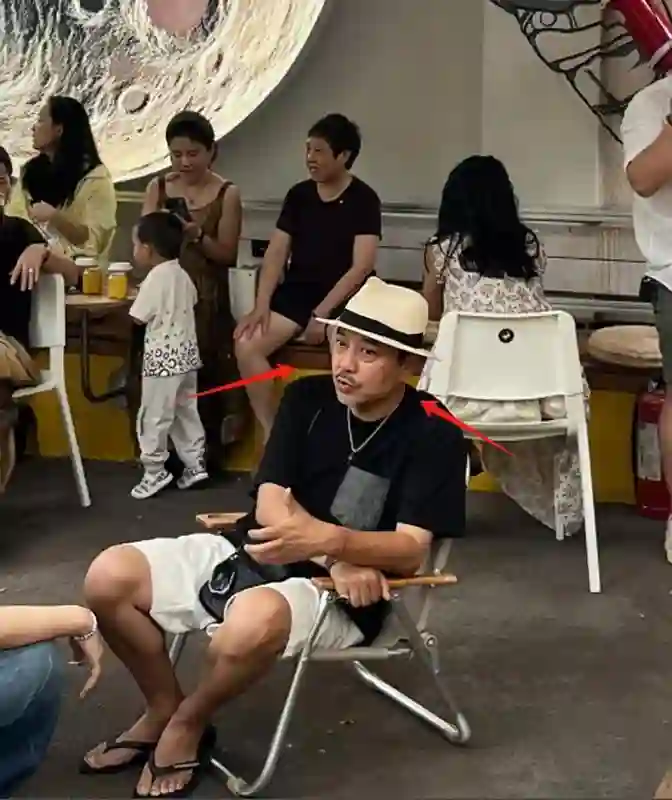 汪涵约周笔畅咖啡店叙旧，眼袋好大长了老年斑，两人坐街边像父女