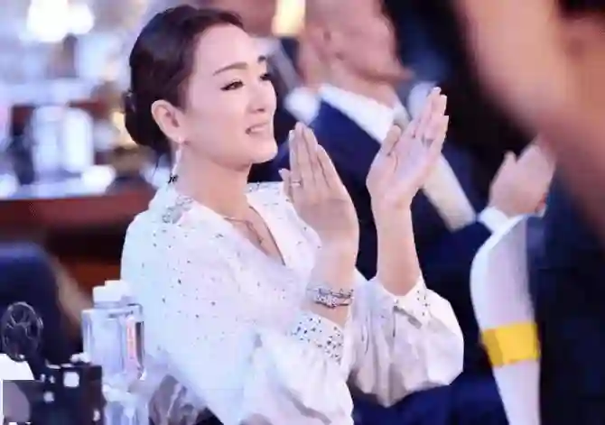 70岁米歇尔表白52岁巩俐：嫁给我，我年入5亿！巩俐：我每周做4次有氧运动，你跟得上吗？