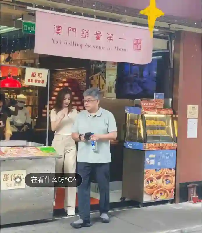 36岁杨颖落魄了！现身澳门给小店铺站台，全程笑脸毫无明星架子！