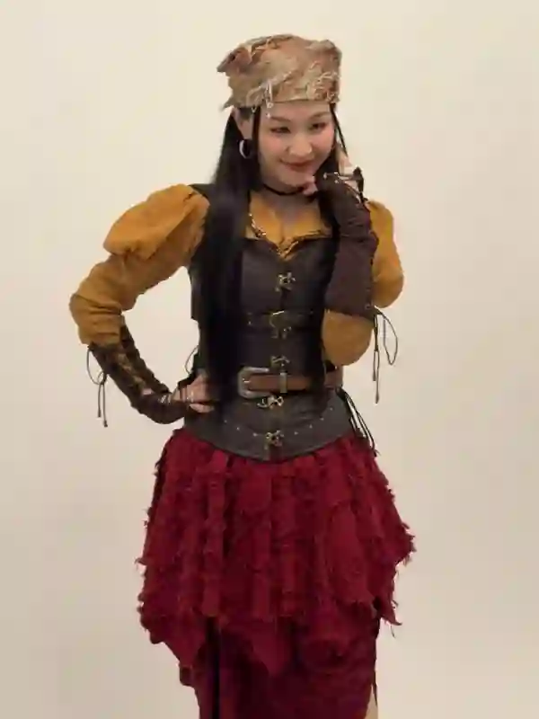 金靖晒与迪丽热巴海盗服造型合照，网友：“塑料姐妹花”又营业！