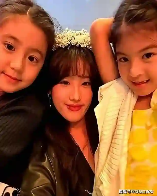 贾静雯女儿晒出美照，梧桐妹摘掉鼻环把头发染黑，素颜神似后爸