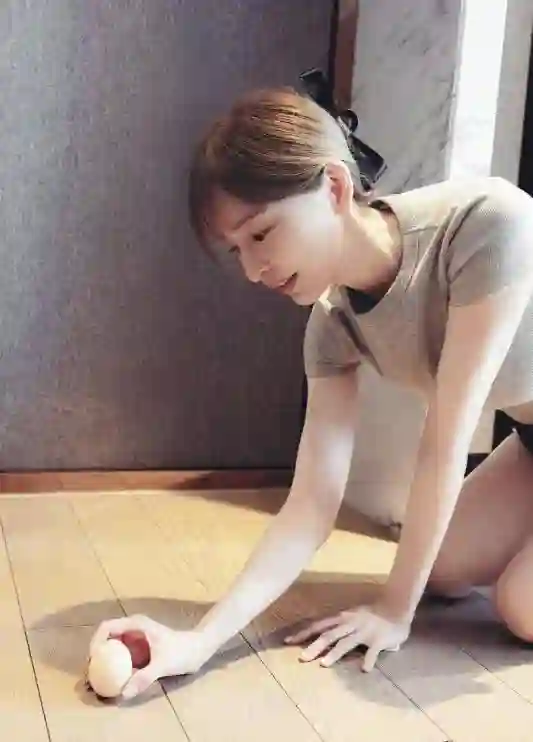 42岁王心凌端午节晒照！表演“立蛋”游戏好厉害，穿着少女好有料