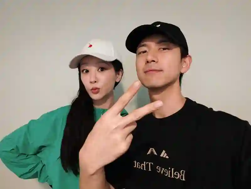 李现晒与杨紫自拍，配文梦回国色芳华：好久不见呀，何惟芳