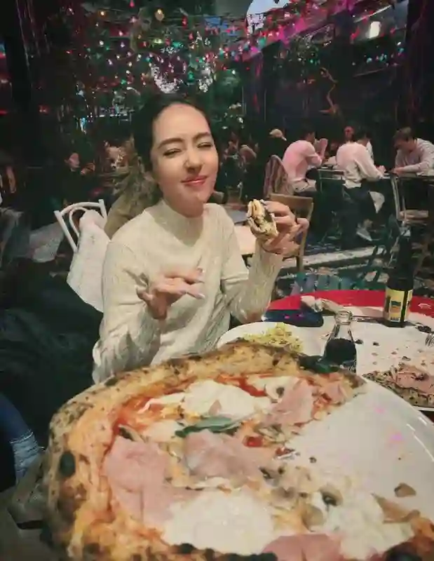 郭碧婷晒美食照，和友人聚餐放松心情，精致脸蛋紫色美甲贵气十足