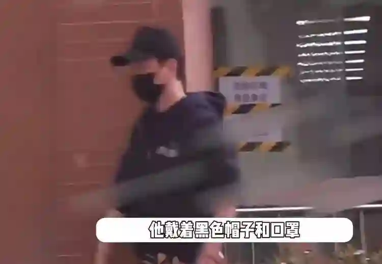 赵丽颖带儿子返回上海，母子同框幸福满溢，赵丽颖粉色短发超抢镜