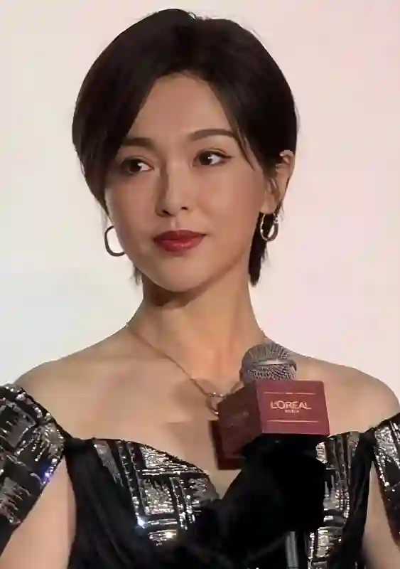 41岁唐嫣剪短发后像换了个人，穿露肩裙亮相又美又飒，差点认不出