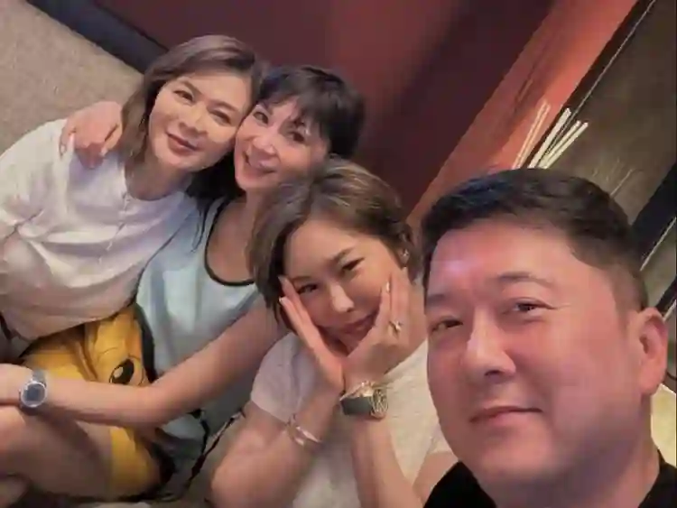 关之琳出席聚会与前任同框，喝香槟唱歌好欢乐，对方现任女友也在