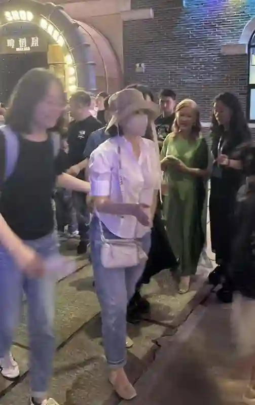 70岁林青霞在江西，穿着时尚一点不显老，与好友谢娜罕见同框