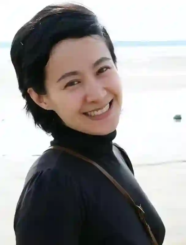 嫁大13岁名导被捧红，丈夫病逝后不愿再演戏，今55岁未婚无子嗣