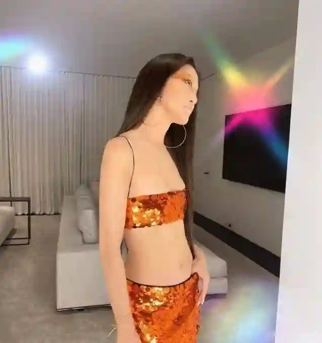 72岁王薇薇：泳衣显修长身材，无赘肉，少女感全靠这头秀发