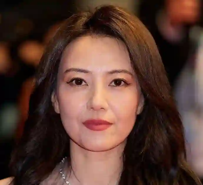 中国女星戛纳巅峰对决：她穿成东方名伶扛住生图，而她一改面相清纯变凌厉……
