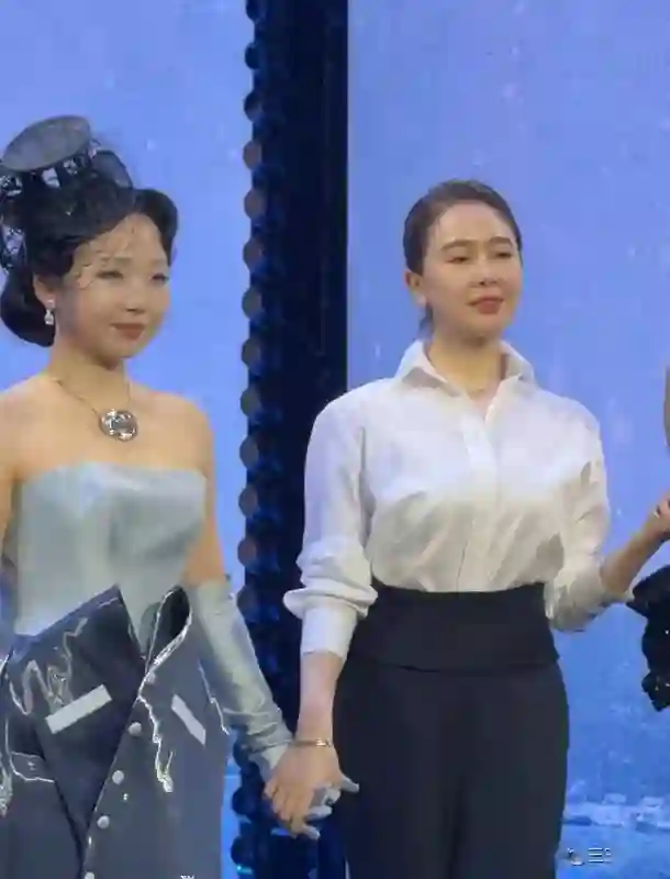 女演员同框:闫妮“大姐”气场，左小青脸有些肿，颖儿太出挑了