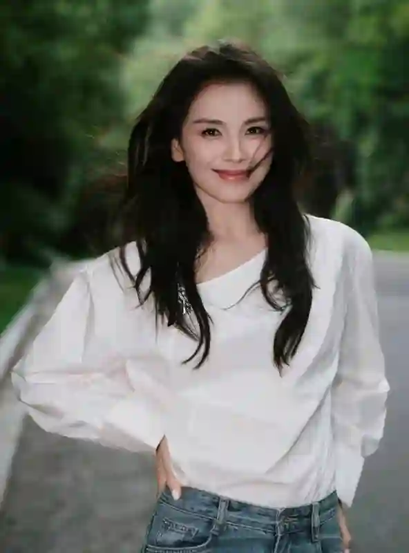 刘涛白衣配长卷发造型出圈，清新飒爽气质尽显