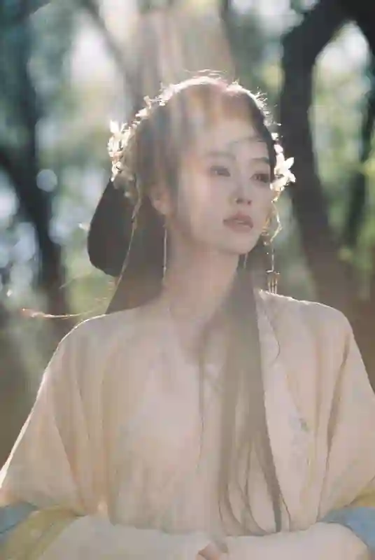 白鹿粉色古装赏花路透：明媚似春桃