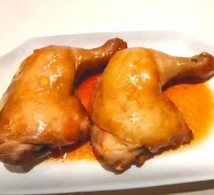 玥儿吃到小杨阿姨做的鸡腿，一顿家常便饭，孩子们也可以吃出幸福