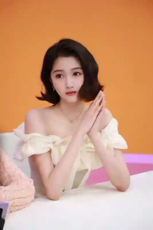 剪短还不够，赵丽颖的翘翘头“卷”得有点灵