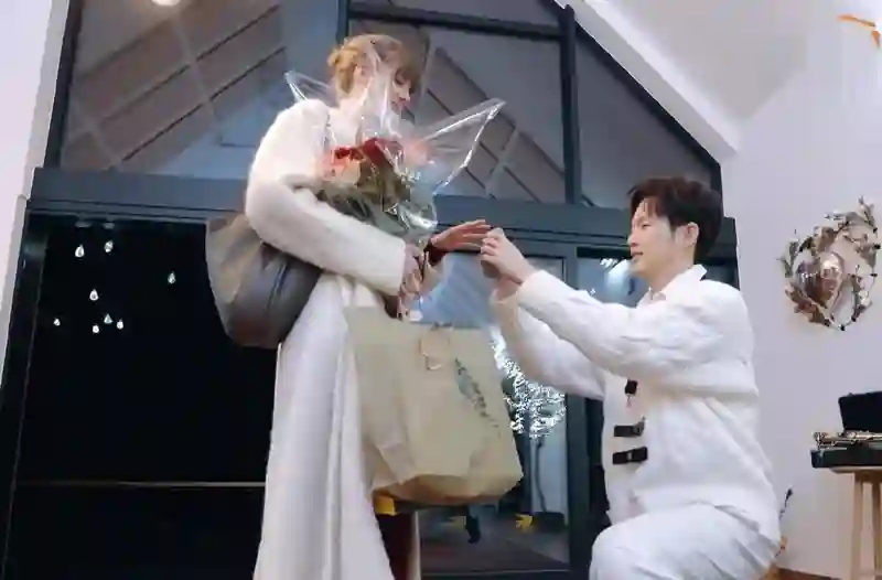 董力正面回应求婚仅用9朵玫瑰：直言从未立单身人设