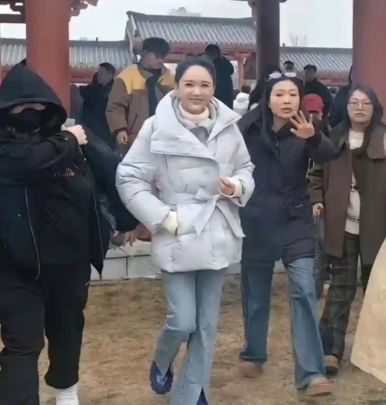 45岁的陈乔恩，终究败给年龄，如今脸蛋越来越肿，让人不敢认