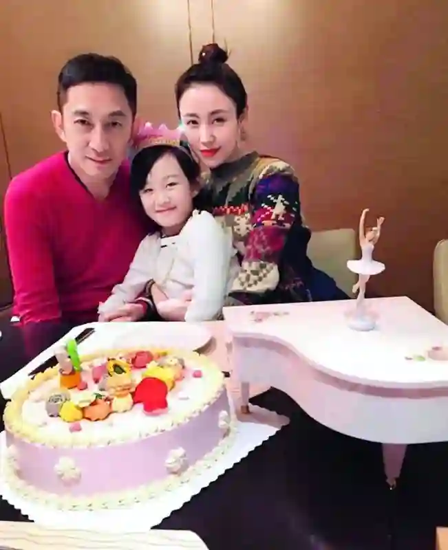 绝世好男人吴启华：每月给离婚妻子20万，还带前妻、前岳母去旅游