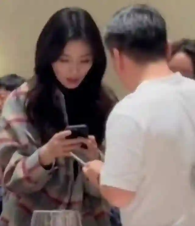 47岁刘涛微醺后彻底放飞，打扮淑女坐宋佳大腿上嗨聊，美女真性情