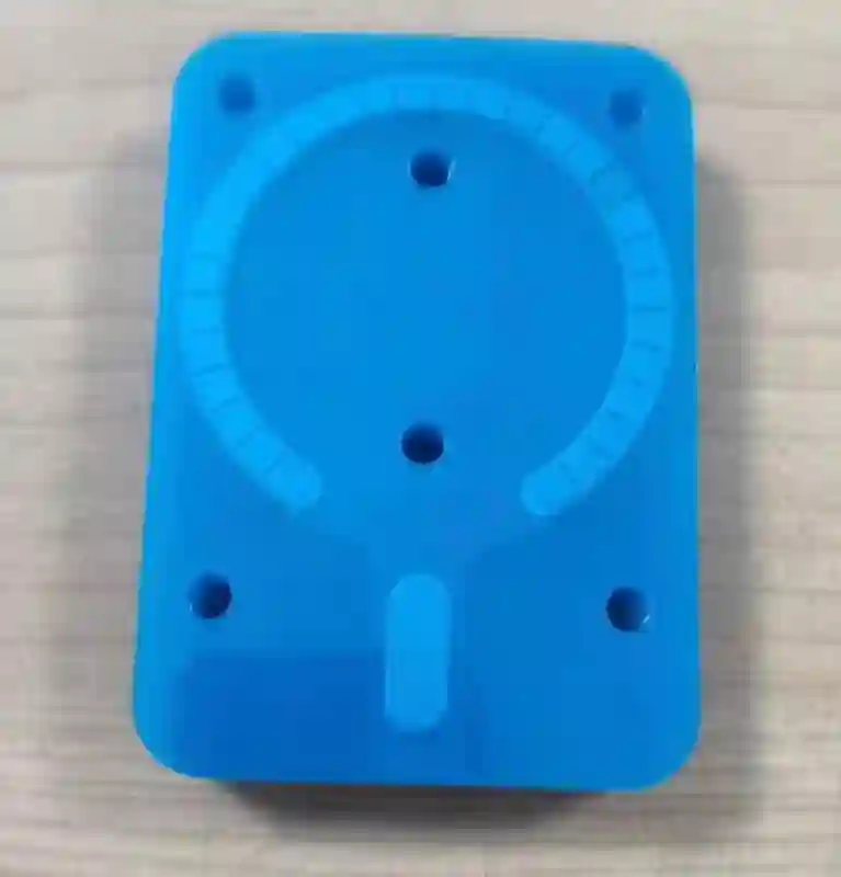 iPhone 17 Pro新MagSafe设计曝光：圆形底部开口，适应背板苹果LOGO下移调整