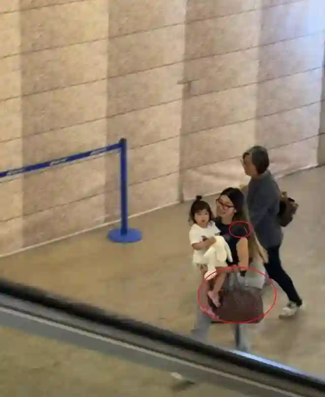 程晓玥在上海机场，背大包小包还要抱孩子，一点也不娇气母爱爆棚