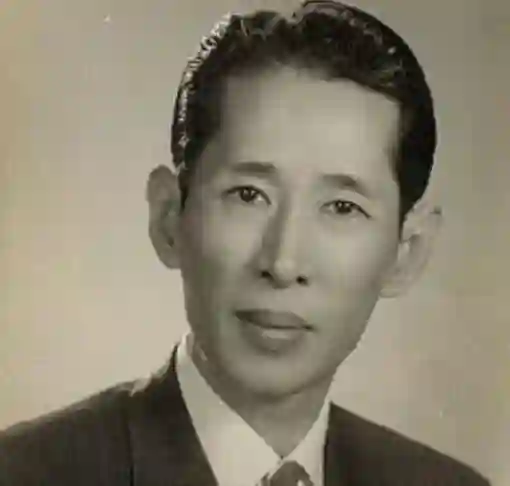 当代“韦小宝”邓兆尊，同时交往仨女友，最穷兜里就剩一亿
