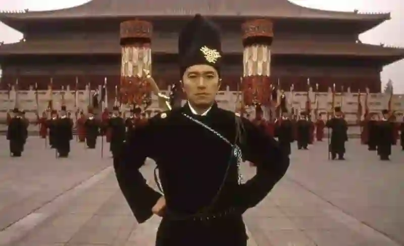 成龙老了，李连杰老了，周星驰也老了，而64岁的他看起来却像30岁